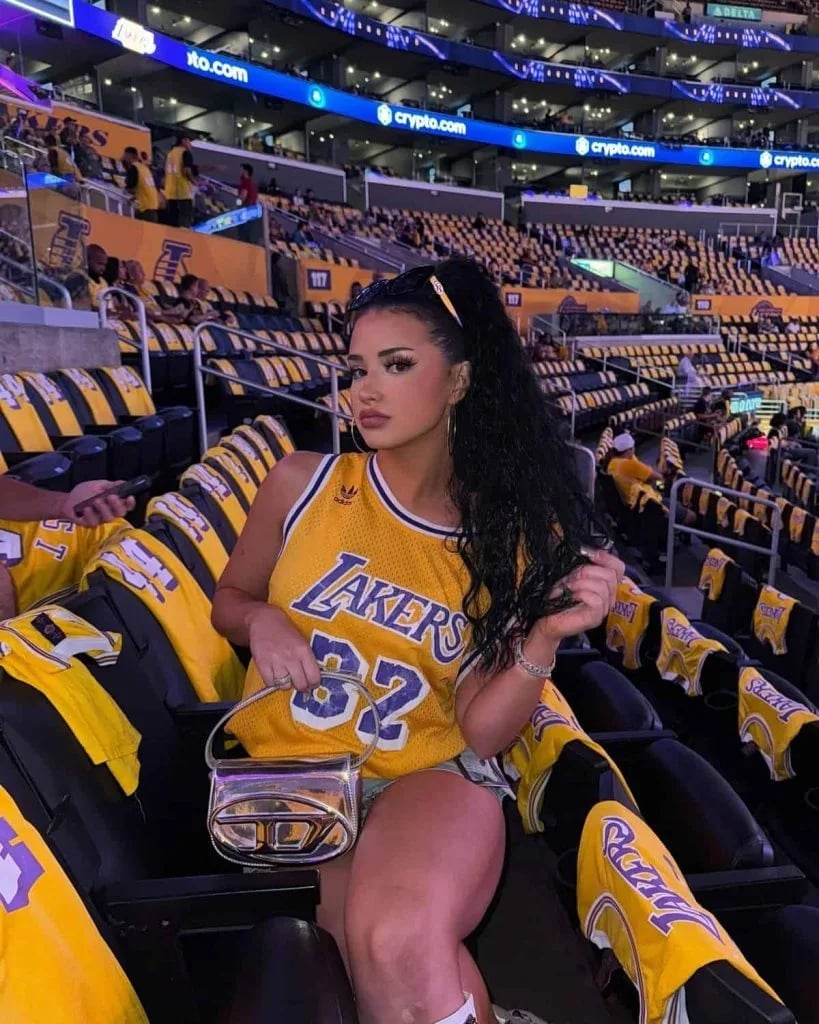 Yellow Lakers Jersey with Denim Shorts and Silver Handbag Yellow Lakers Jersey with Denim Shorts and Silver Handbag — Simple Basketball Game Outfits
