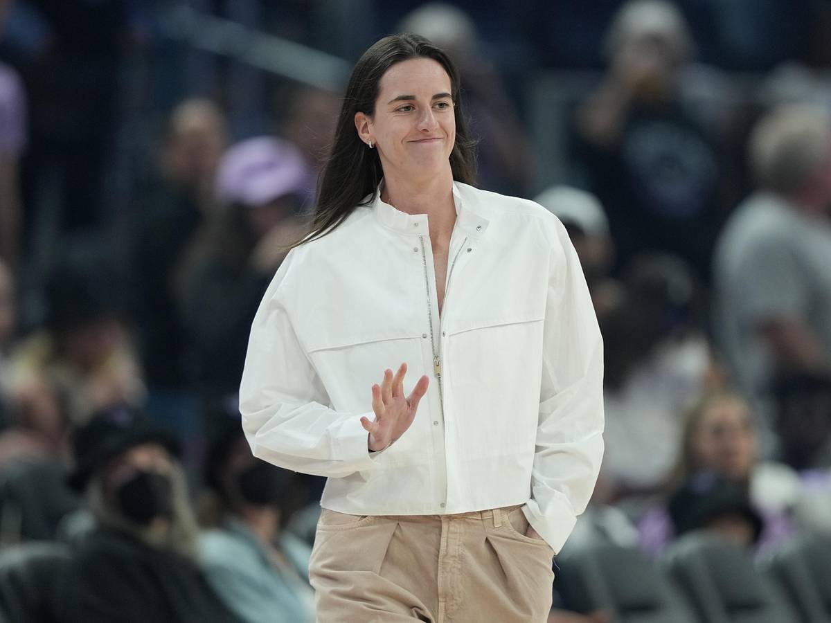 Cropped Jacket with Pleated Trousers Cropped Jacket with Pleated Trousers — Simple Basketball Game Outfits