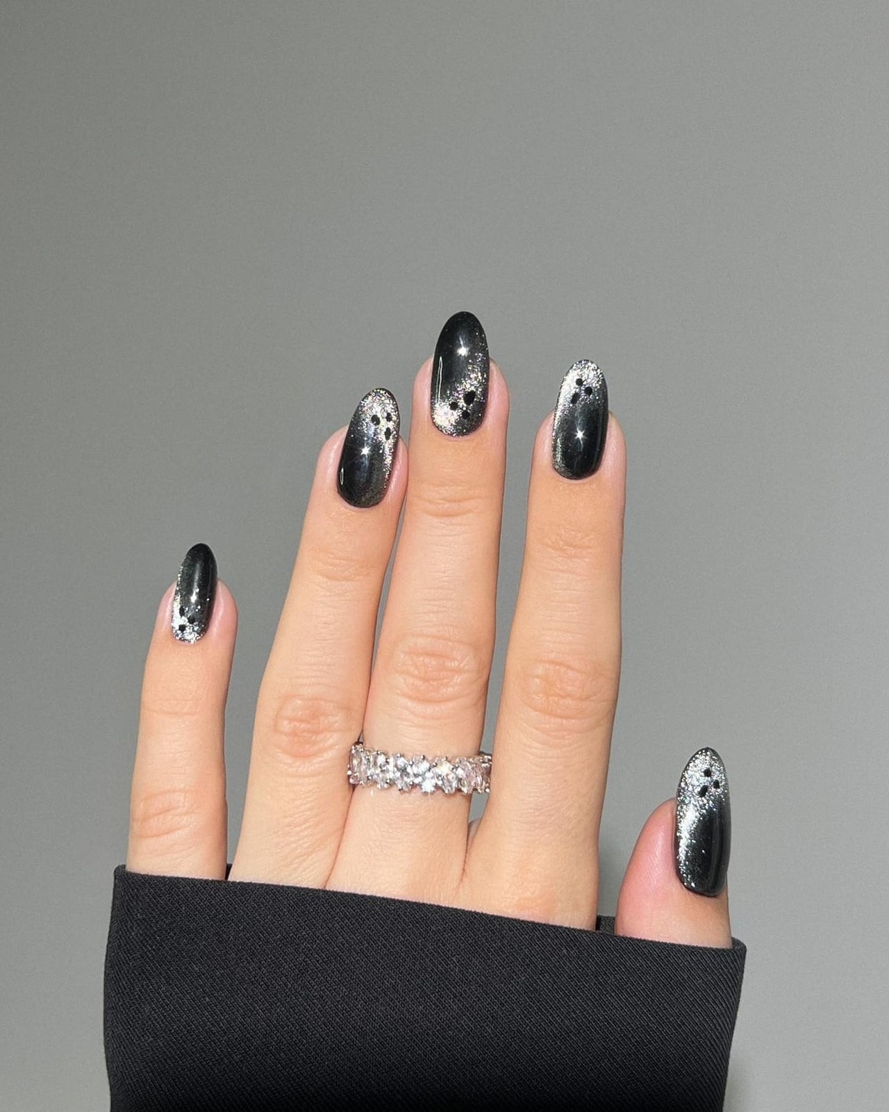 Medium Oval Black With Silver Glitter — Simple Black Chrome Nails