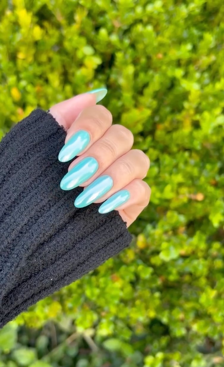 Light Blue Pearlescent Chrome Almond Nails, Close-Up Take Light Blue Pearlescent Chrome Almond Nails, Close-Up Take — Simple Blue Chrome Nails