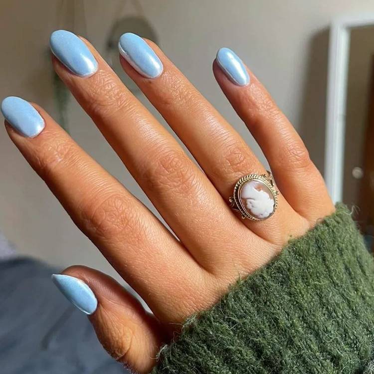 Pearlescent Light Blue Chrome Short Almond Nails With Full Color Pearlescent Light Blue Chrome Short Almond Nails With Full Color — Simple Blue Chrome Nails