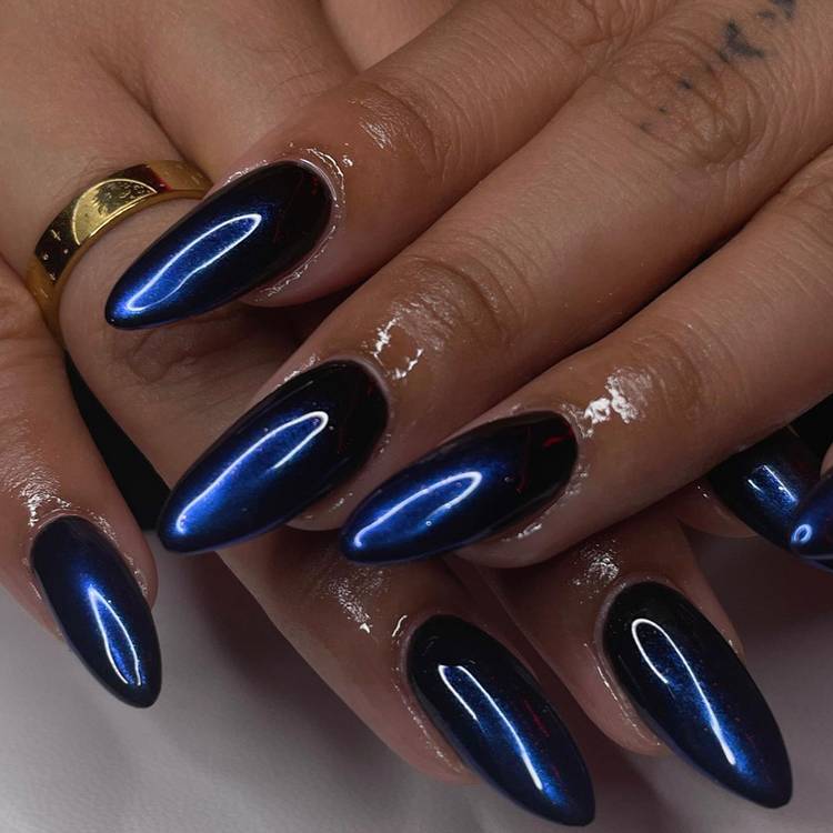 Mirror-Like Deep Blue Chrome Almond Nails Mirror-Like Deep Blue Chrome Almond Nails — Simple Blue Chrome Nails