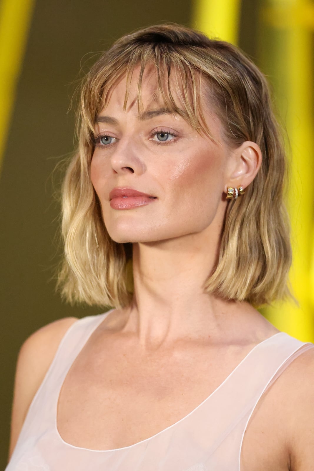 Collarbone Bob With Loose Waves Collarbone Bob With Loose Waves — Simple Blunt Bob