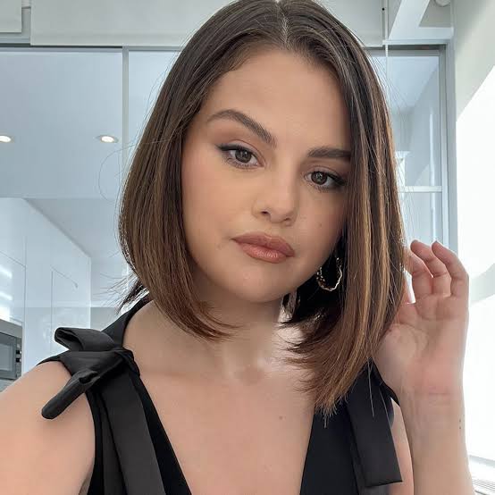 Collarbone Bob Face Framing Pieces Collarbone Bob Face Framing Pieces — Simple Blunt Bob