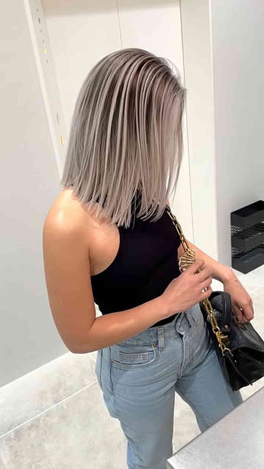 Collarbone Bob Ash Blonde Root Shadow Collarbone Bob Ash Blonde Root Shadow — Simple Blunt Bob