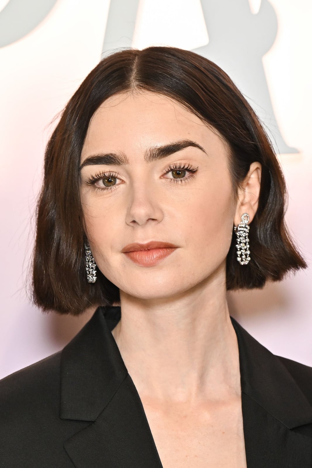 Thick Chin Length Blunt Bob Dark Brown, Straight, Close-Up Take Thick Chin Length Blunt Bob Dark Brown, Straight, Close-Up Take — Simple Blunt Bob