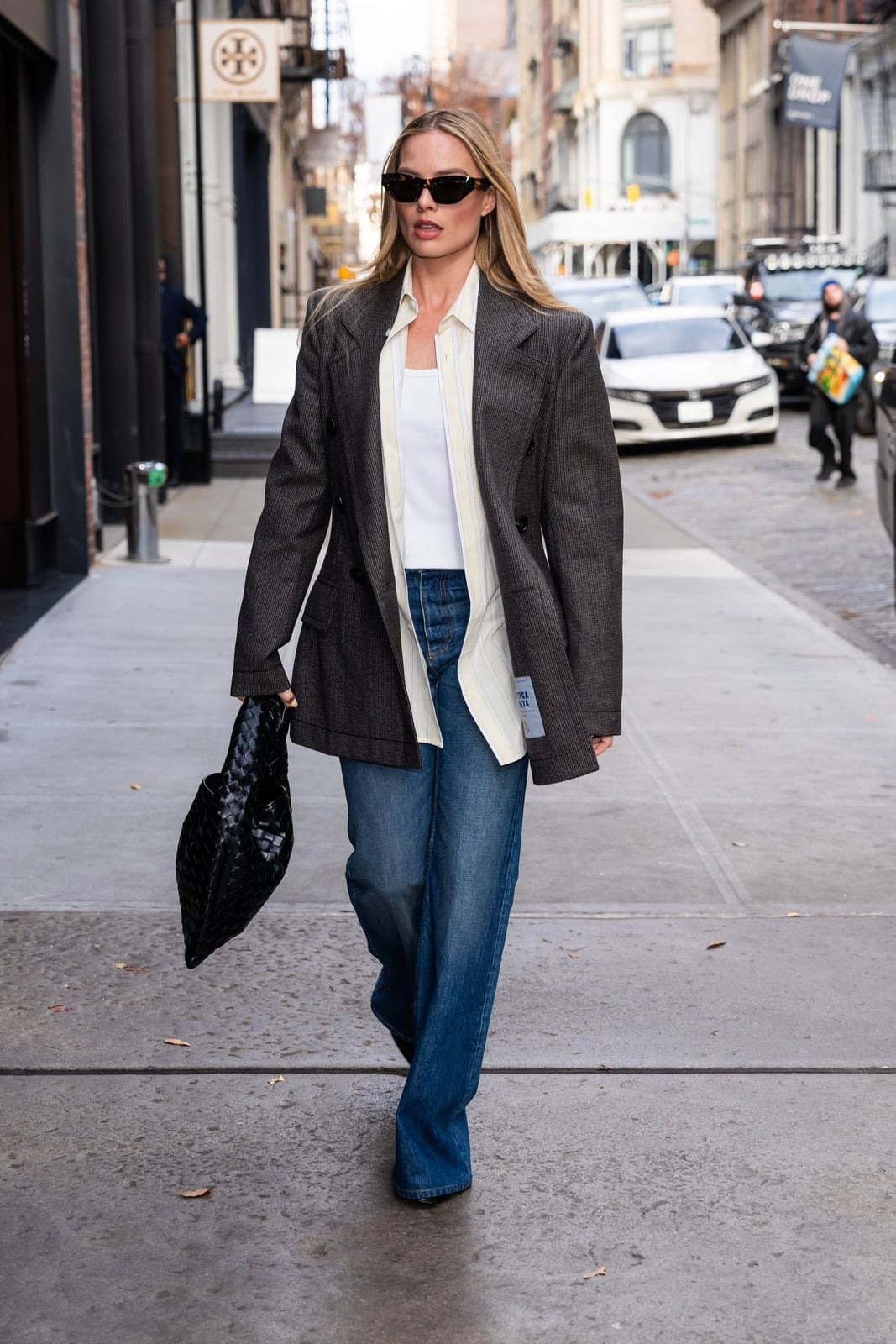Smart Casual Dress Code Guide for Women, According to Stars | Vogue