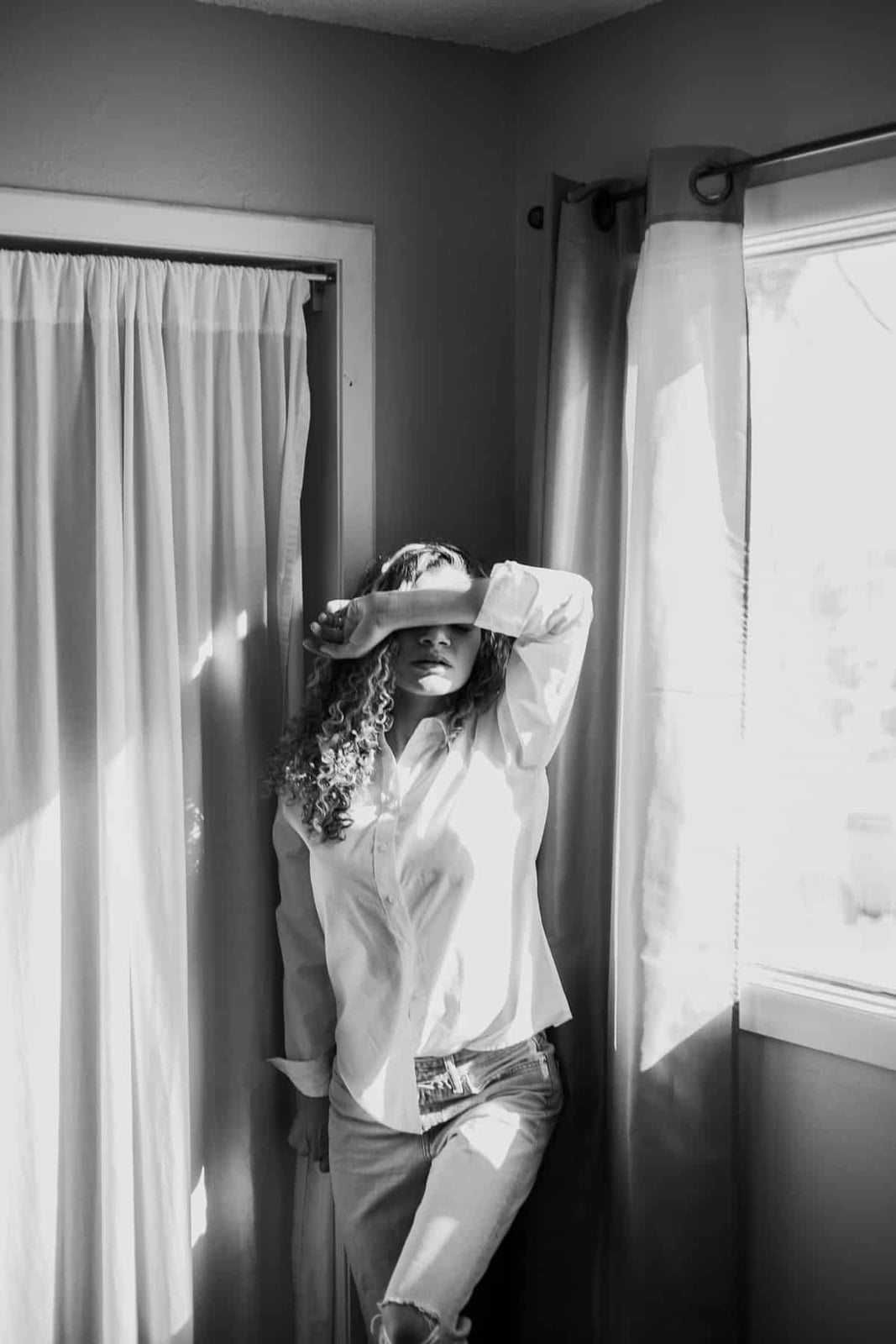 Monochromatic White Oversized Shirt Outfit Monochromatic White Oversized Shirt Outfit — Simple Button Down Outfits