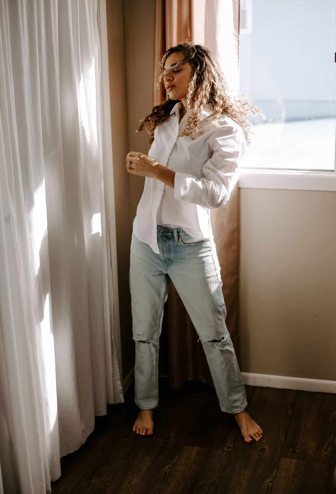 Untucked White Shirt with Ripped Straight-Leg Jeans, Cotton Untucked White Shirt with Ripped Straight-Leg Jeans, Cotton — Simple Button Down Outfits
