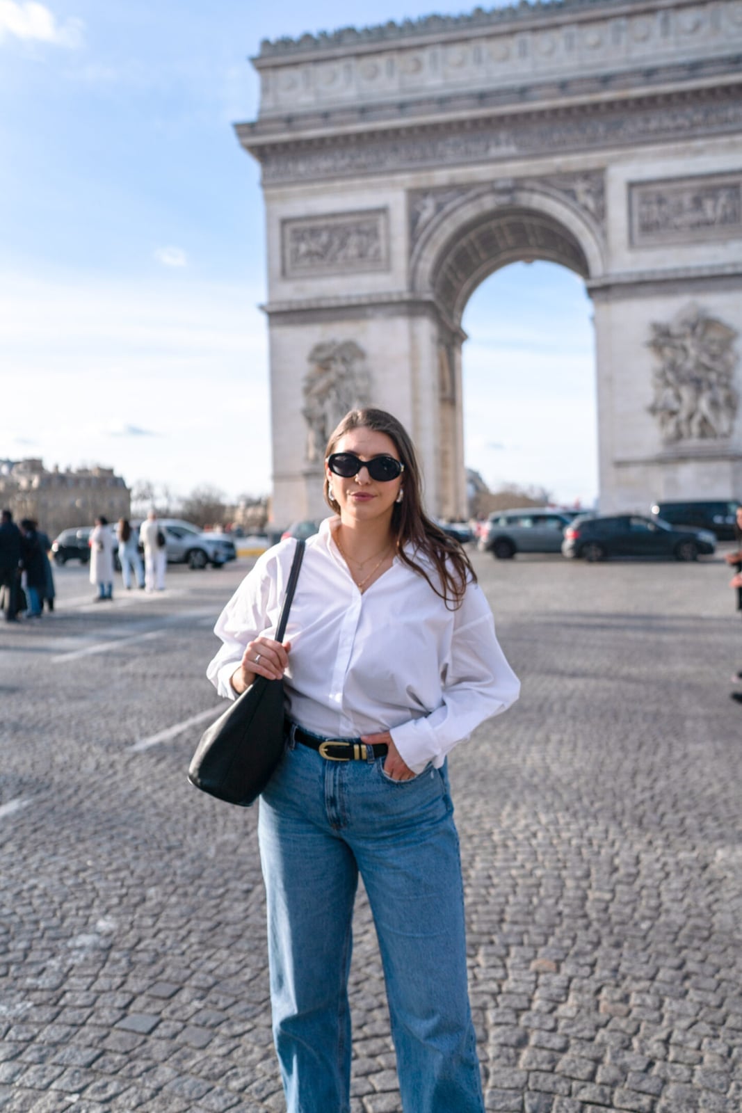 White Shirt with Wide-Leg Jeans and Black Accessories White Shirt with Wide-Leg Jeans and Black Accessories — Simple Button Down Outfits