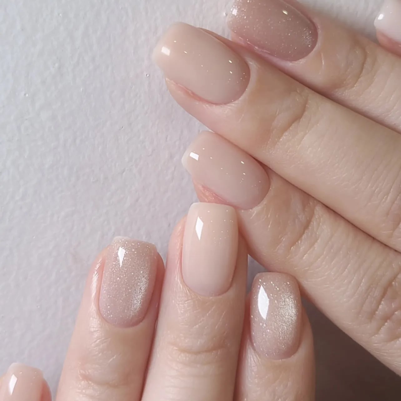 Short Square Rounded Champagne Glitter Accent Nails Short Square Rounded Champagne Glitter Accent Nails — Simple Champagne Nails