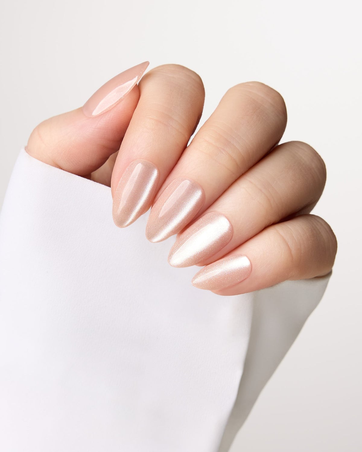 Creamy Pearlescent Medium Oval Nails With светло-бежевый с перламутром Creamy Pearlescent Medium Oval Nails With светло-бежевый с перламутром — Simple Champagne Nails