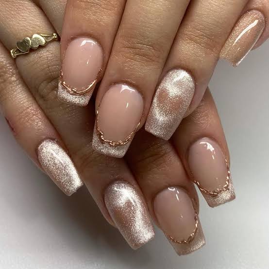Nude Champagne Cat-Eye Rose Gold Chain Medium Square Nails Nude Champagne Cat-Eye Rose Gold Chain Medium Square Nails — Simple Champagne Nails