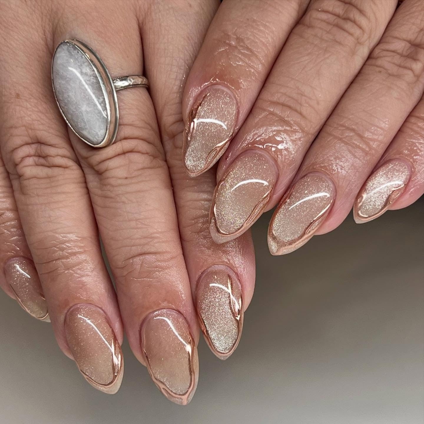 Beige Gold Cat-Eye Metallic Contour Medium Almond Nails Beige Gold Cat-Eye Metallic Contour Medium Almond Nails — Simple Champagne Nails