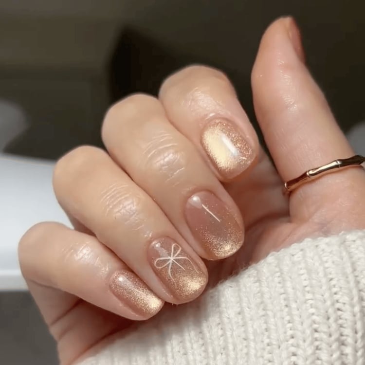 Champagne Gold Cat-Eye White Bow Short Oval Nails Champagne Gold Cat-Eye White Bow Short Oval Nails — Simple Champagne Nails