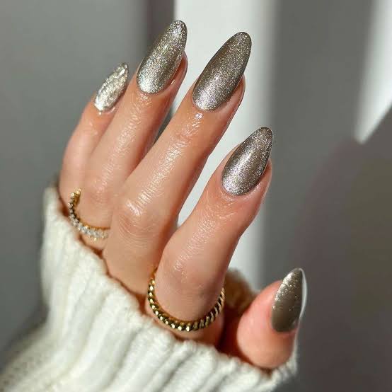 Champagne Gold Cat-Eye Long Stiletto Nails Champagne Gold Cat-Eye Long Stiletto Nails — Simple Champagne Nails
