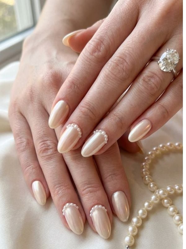 Creamy Pearlescent Pearl Accent Medium Oval Nails Creamy Pearlescent Pearl Accent Medium Oval Nails — Simple Champagne Nails