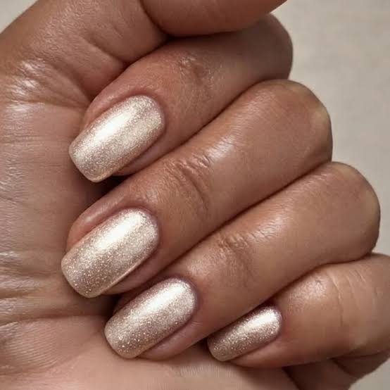 Champagne Gold Cat-Eye Long Stiletto Nails, Close-Up Take Champagne Gold Cat-Eye Long Stiletto Nails, Close-Up Take — Simple Champagne Nails