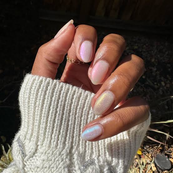 Iridescent Shimmer Short Almond Nails Iridescent Shimmer Short Almond Nails — Simple Champagne Nails