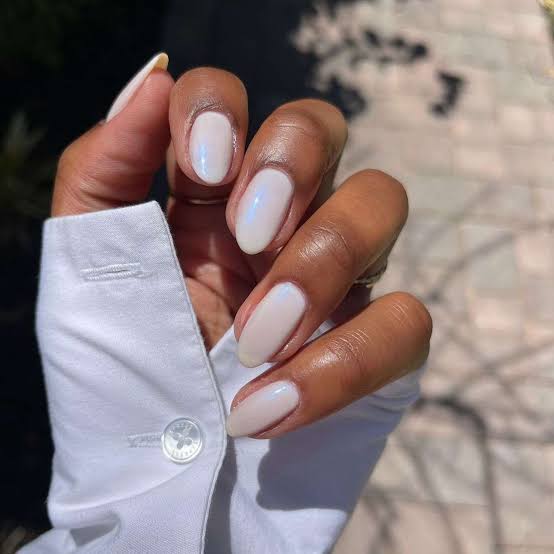 Subtle Shimmer Pale Off-White Short Oval Nails Subtle Shimmer Pale Off-White Short Oval Nails — Simple Champagne Nails