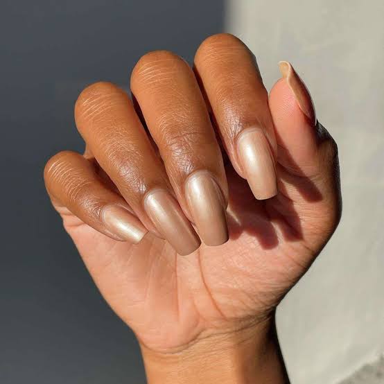 Pale Gold Shimmer Short Almond Nails Pale Gold Shimmer Short Almond Nails — Simple Champagne Nails