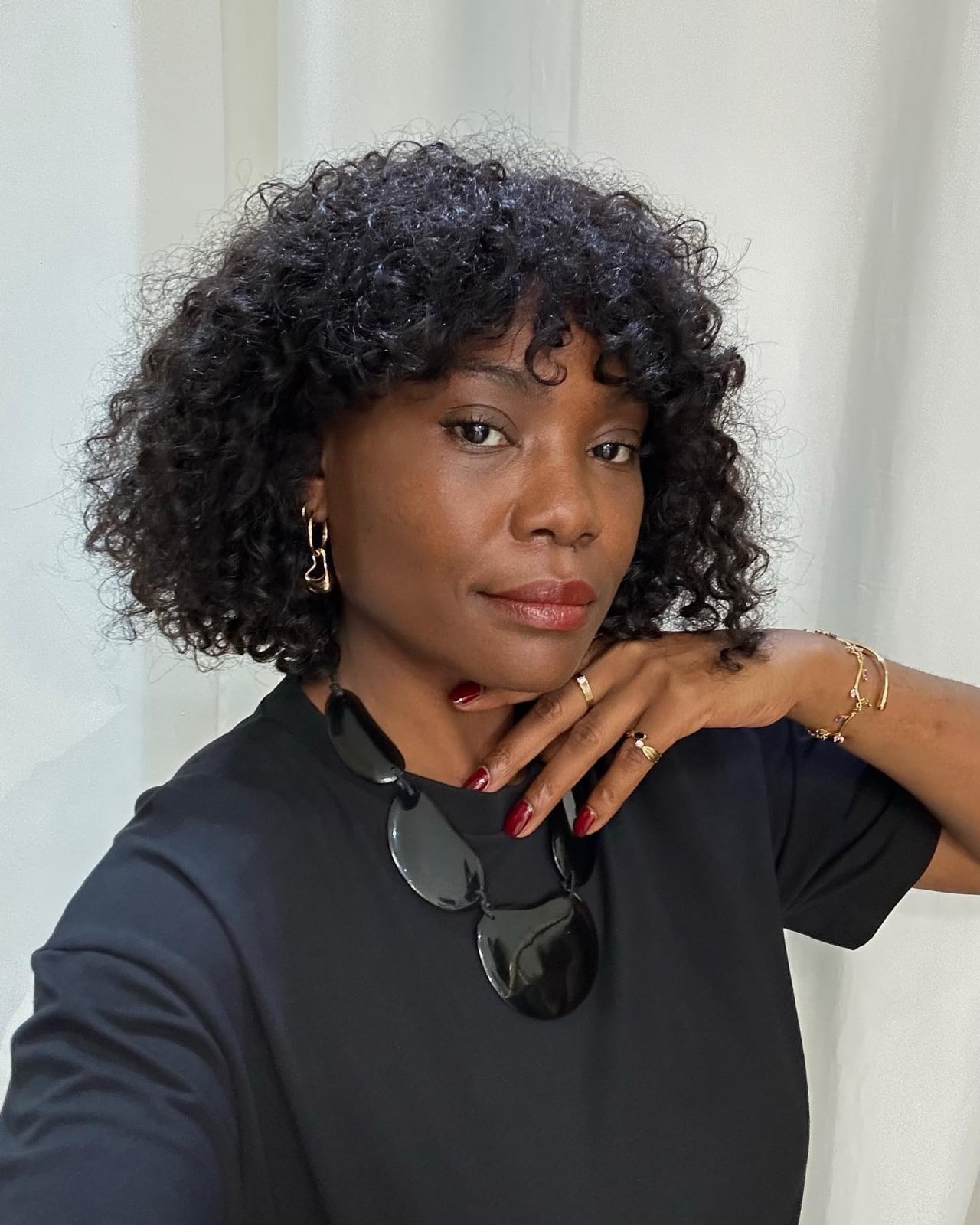 Collarbone Layers With Natural Glossy Curls, Dark Brown Collarbone Layers With Natural Glossy Curls, Dark Brown — Simple Curly Bangs