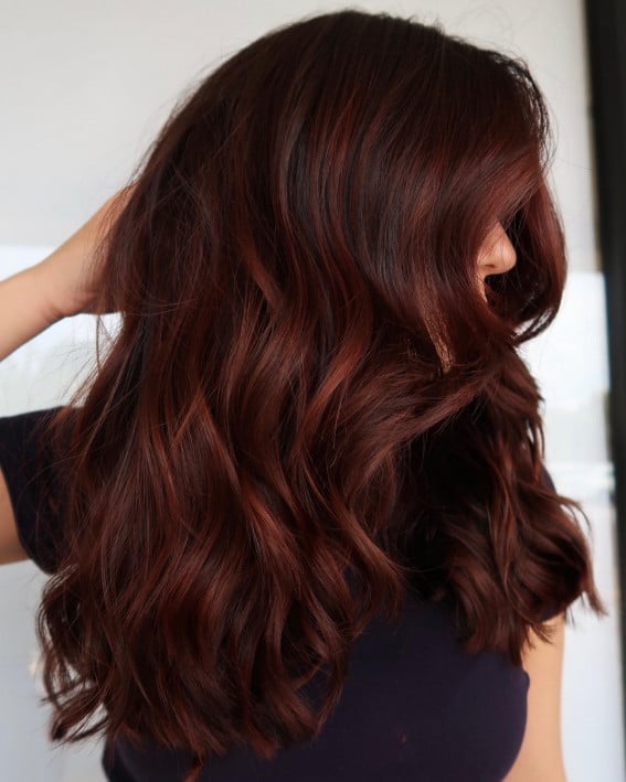 Glossy Mid-Back Waves With Red Undertones Glossy Mid-Back Waves With Red Undertones — Simple Dark Auburn Hair