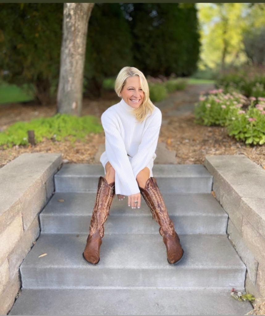 White Oversized Sweater Dress with Brown Cowboy Boots White Oversized Sweater Dress with Brown Cowboy Boots — Simple Dress and Boots