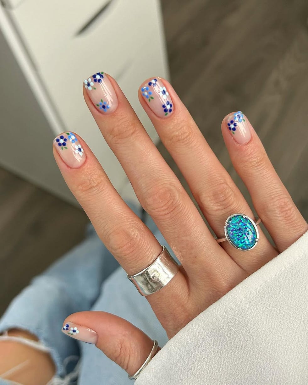 Light Blue Floral Short Oval Nails — Simple Floral Nails