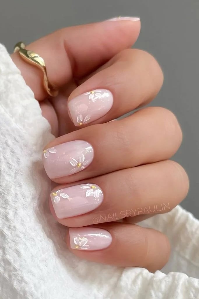 White Gold Center Flower Short Soft Square Nails — Simple Floral Nails