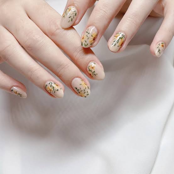 Short Oval Nails With Yellow Field Flowers Short Oval Nails With Yellow Field Flowers — Simple Flower Nails