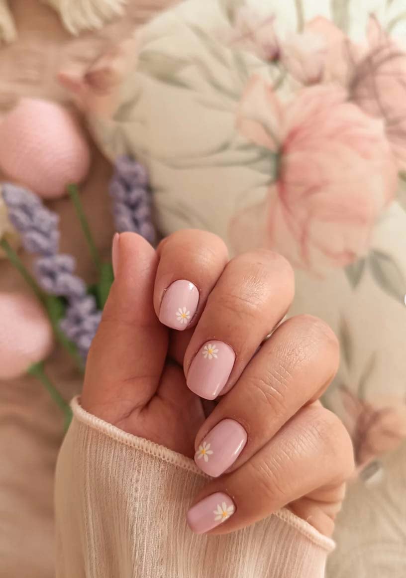 Short Square Nails With White Daisy Accents Short Square Nails With White Daisy Accents — Simple Flower Nails