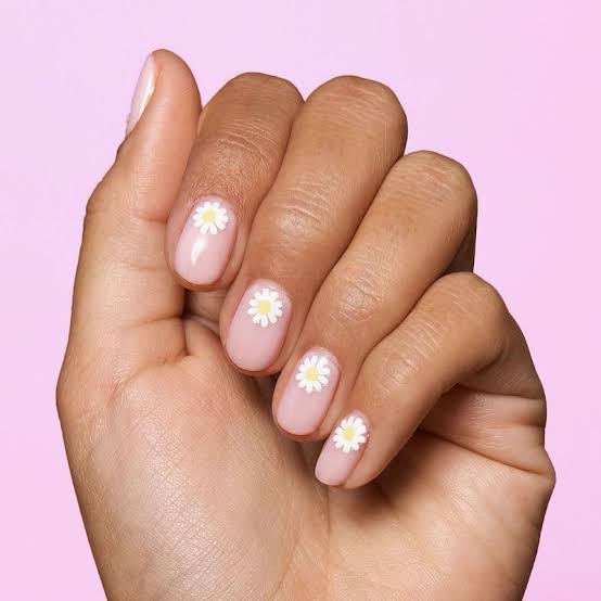 Short Oval Nails With Daisy Decals Short Oval Nails With Daisy Decals — Simple Flower Nails