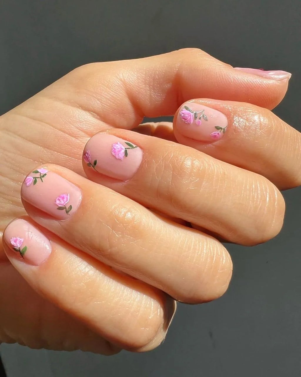 Short Oval Nails With Tiny White Daisies Short Oval Nails With Tiny White Daisies — Simple Flower Nails