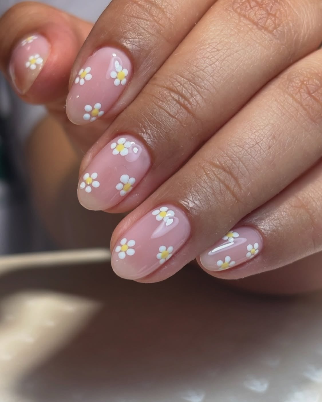 Short Oval Nails With Scattered White Daisies, Glossy Short Oval Nails With Scattered White Daisies, Glossy — Simple Flower Nails