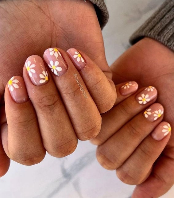 Oval Nails With Small White Daisy Designs Oval Nails With Small White Daisy Designs — Simple Flower Nails