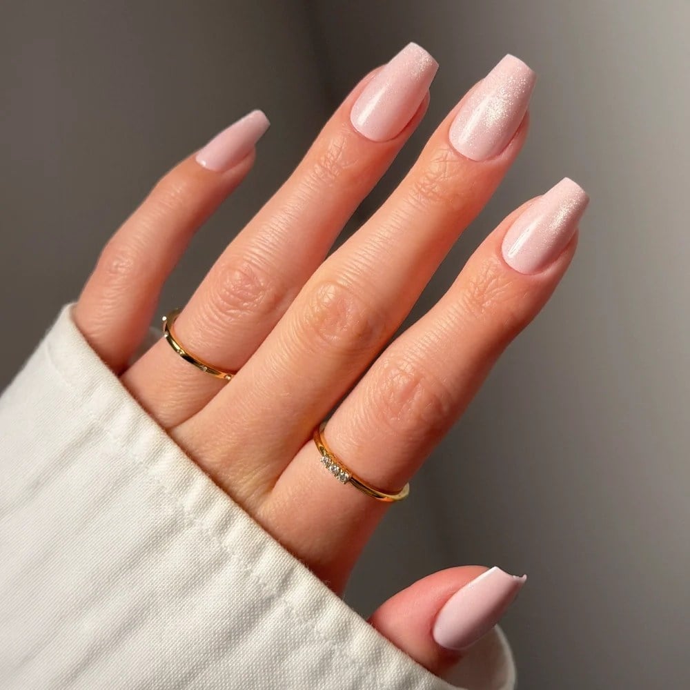 Short Almond White Flower Accent Nail Short Almond White Flower Accent Nail — Simple Formal Nails