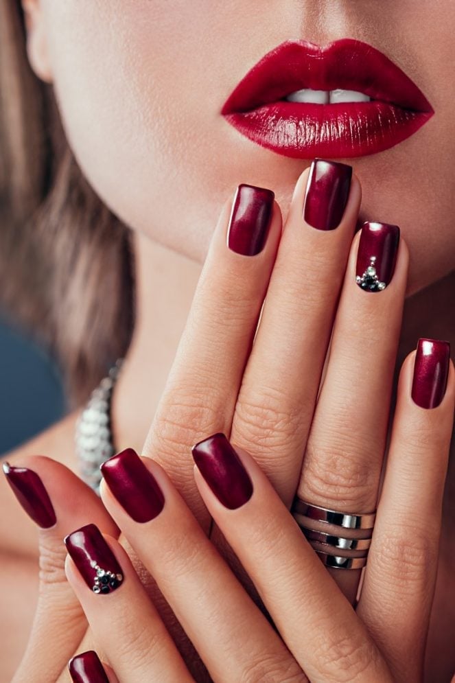 Medium Square Dark Burgundy Rhinestone Nails Medium Square Dark Burgundy Rhinestone Nails — Simple Formal Nails