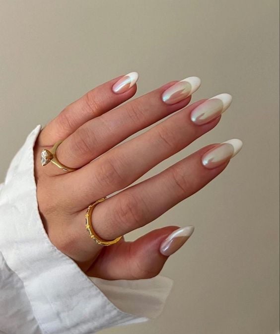 Medium Oval Pearlescent Chrome Tips Medium Oval Pearlescent Chrome Tips — Simple Formal Nails
