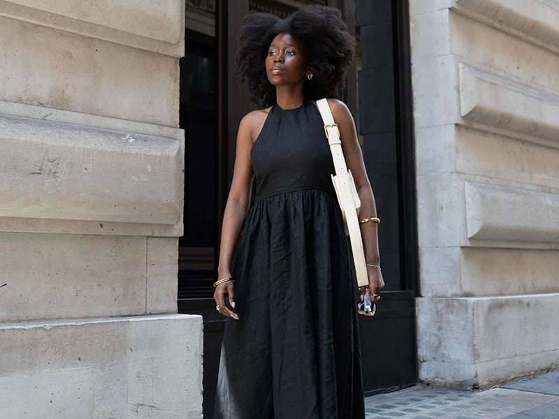 Halter Neck Maxi Dress With Beige Accessories Halter Neck Maxi Dress With Beige Accessories — Simple Going Out Outfits Black Women