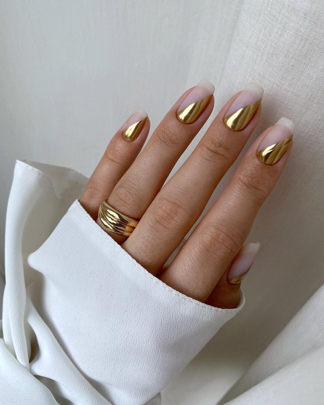 10 Chic Natural Manicures With Gold Accents | OneFabDay.com