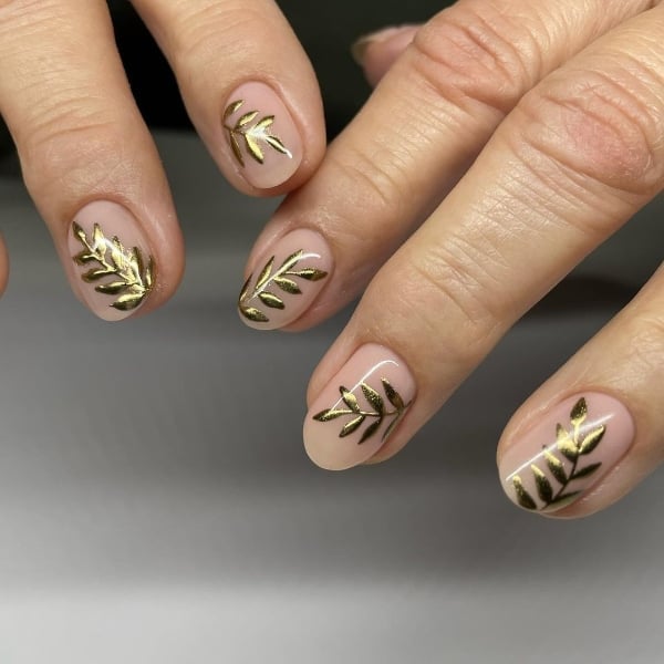Short Oval Nude Base Gold Leaf Branches Short Oval Nude Base Gold Leaf Branches — Simple Gold Chrome Nails