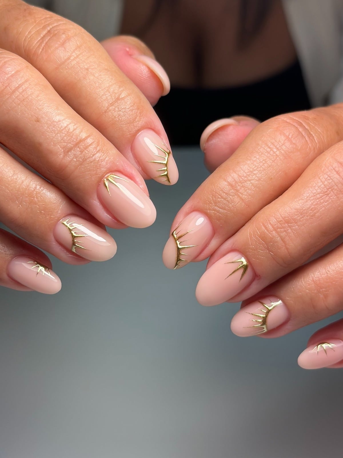 Medium Almond Nude Pink Gold Sunburst Accents Medium Almond Nude Pink Gold Sunburst Accents — Simple Gold Chrome Nails