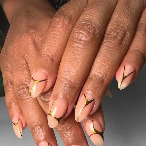 Medium Almond Nude Gold Geometric Lines Medium Almond Nude Gold Geometric Lines — Simple Gold Chrome Nails