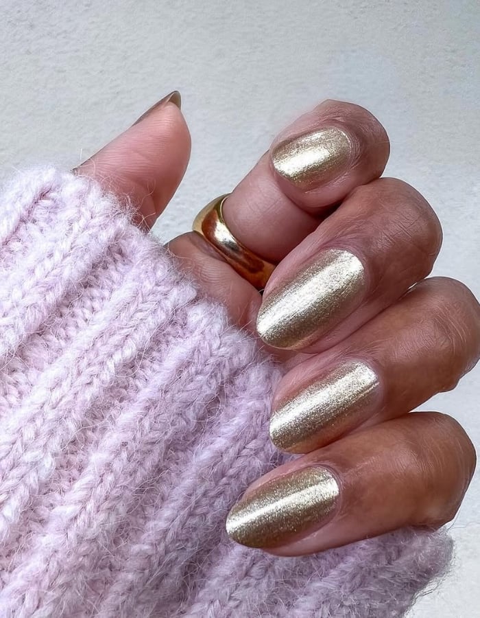 Medium Oval Full Coverage Gold Chrome, Close-Up Take Medium Oval Full Coverage Gold Chrome, Close-Up Take — Simple Gold Chrome Nails