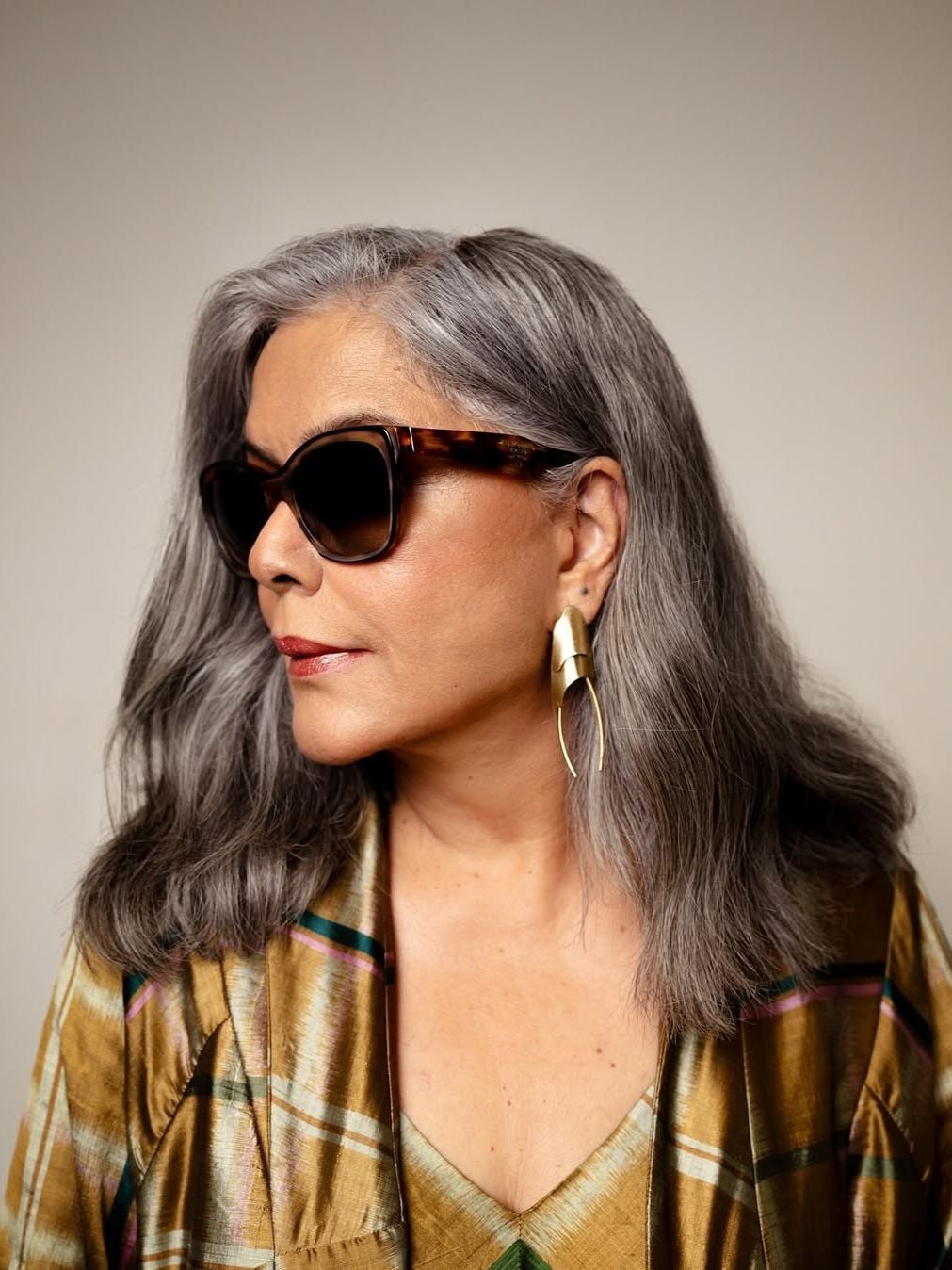 Shoulder Length Wavy Hair With Gray Blend Shoulder Length Wavy Hair With Gray Blend — Simple Gray Blending