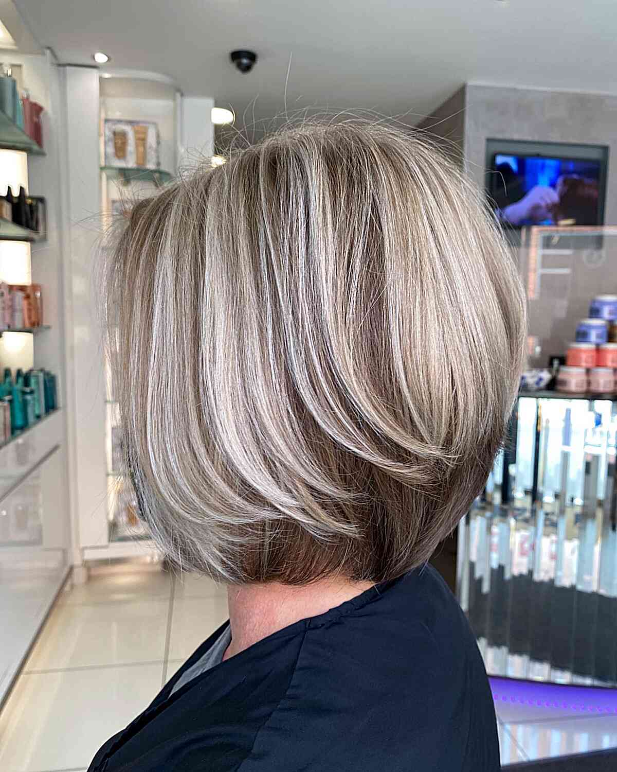 Mid-Back Wavy Hair With Dark Gray Contrast Mid-Back Wavy Hair With Dark Gray Contrast — Simple Gray Blending