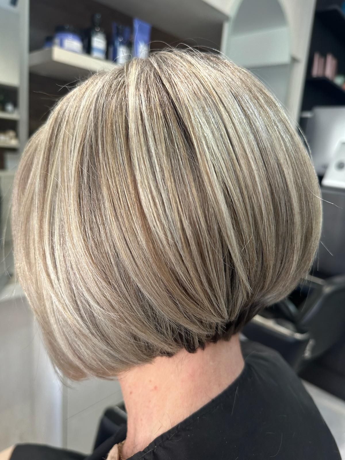 Ear Length Bob With Gray And Dark Blonde Ear Length Bob With Gray And Dark Blonde — Simple Gray Blending