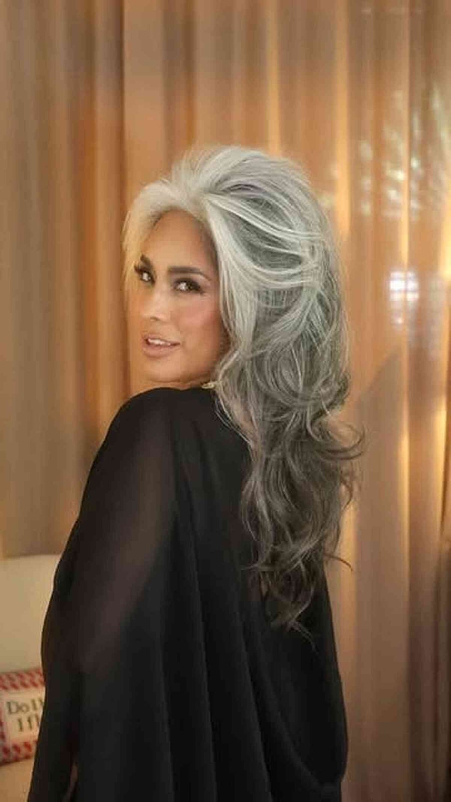 Long Layered Hair With Dramatic Gray Blend Long Layered Hair With Dramatic Gray Blend — Simple Gray Blending