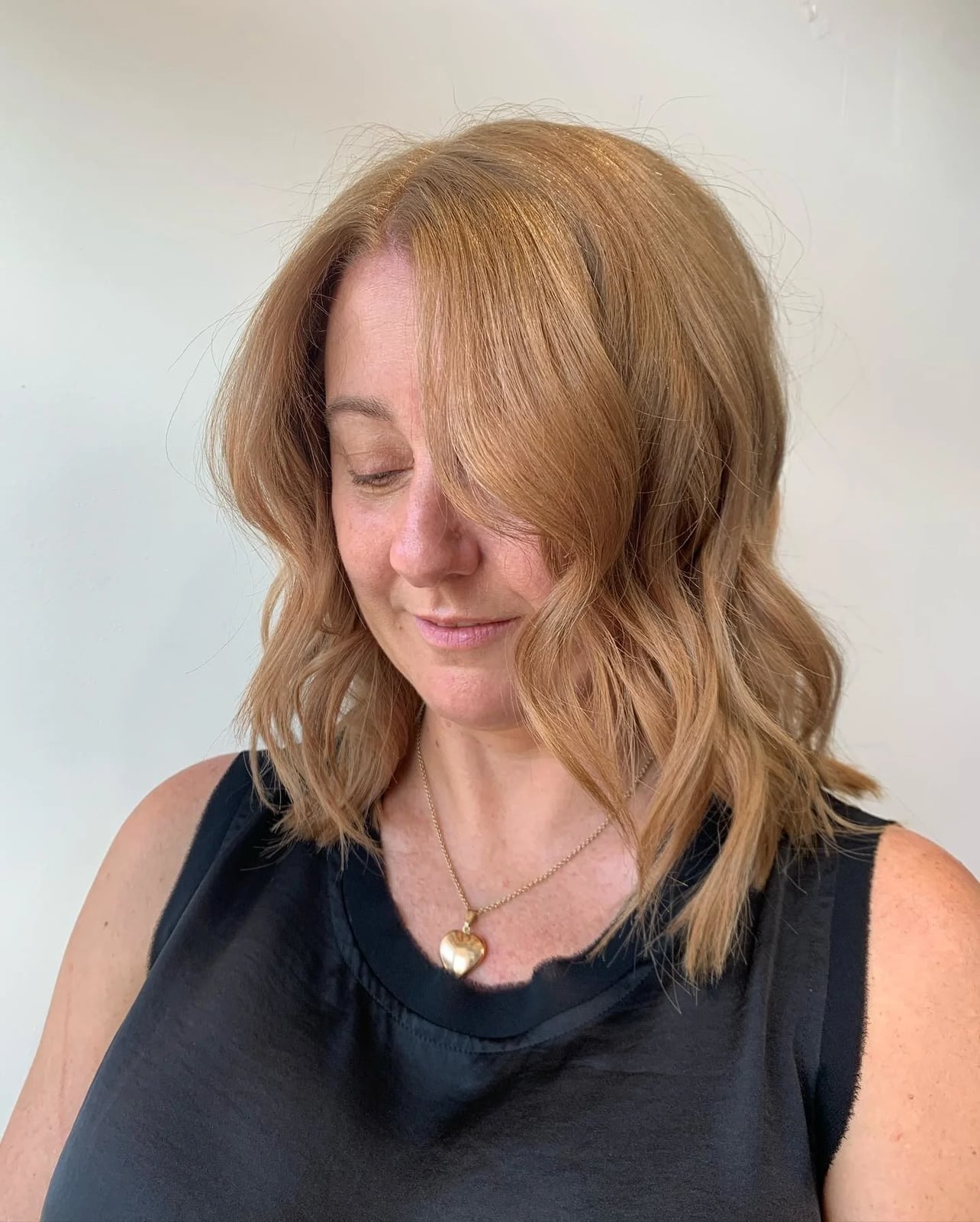 Collarbone Lob With Soft Side Swept Bangs Collarbone Lob With Soft Side Swept Bangs — Simple Haircuts for Thinning Hair